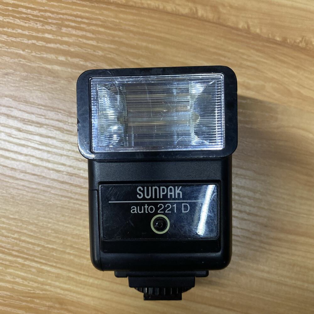 SunPak Auto 221 D Flash Universal Camera